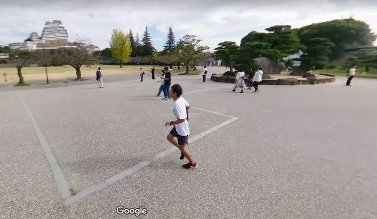 地面上標有原本枡形城門空間的位置/照片來源:截圖自GOOGLE MAP實景畫面