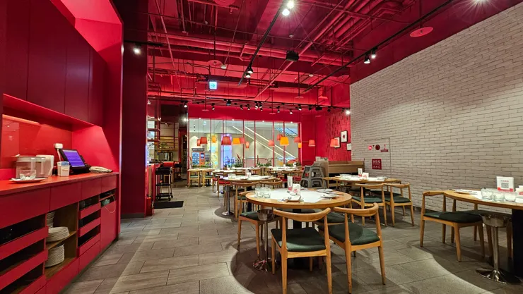 裝潢好鮮豔好喜氣!