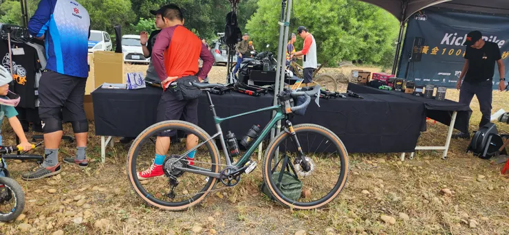 裝著FOX的前叉，當然要來FOX的攤位走走啦~