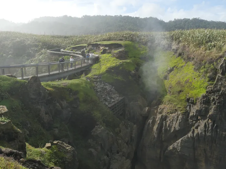 當海潮一波波的湧入，浪花海霧就會從狹窄的岩洞中噴發，令人驚呼連連。