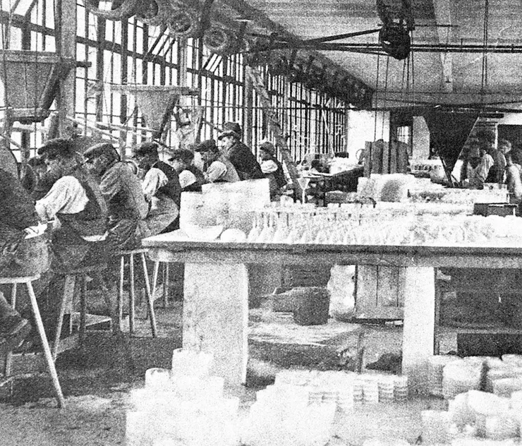 官網圖，製造水晶玻璃的工人們。