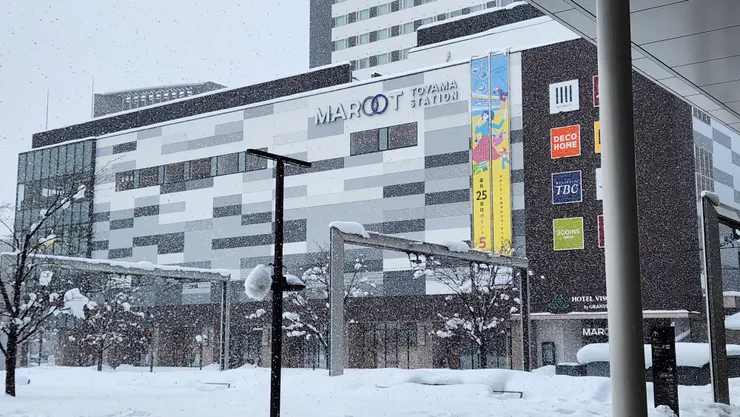 車站旁就是 MAROOT 商場，上面也是 JR 西日本自家的飯店