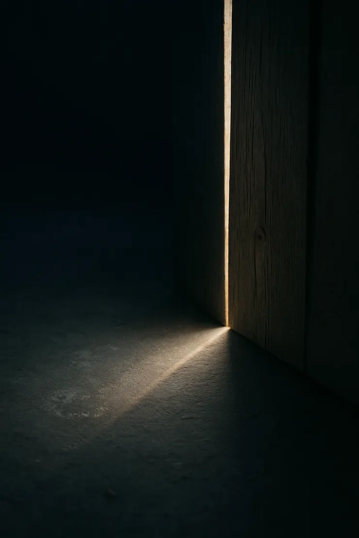 門縫的晨光只有一指寬，卻足以讓夜裡的鹽痕發亮。