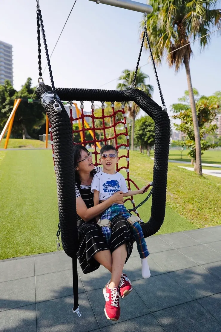 親子式的滑索能讓行動不便的孩子被抱著玩。