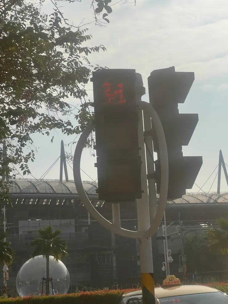 有點模糊,是老公牽著孕媽咪