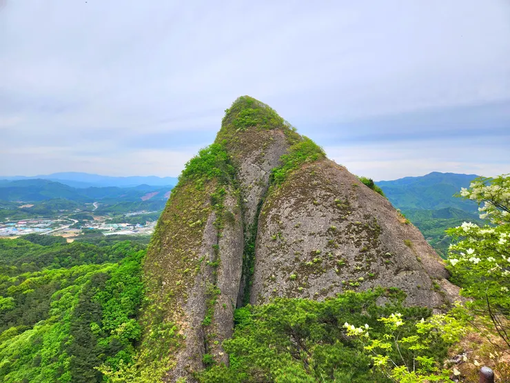 登上母馬耳峰的路上，可以看到對面的公馬耳峰