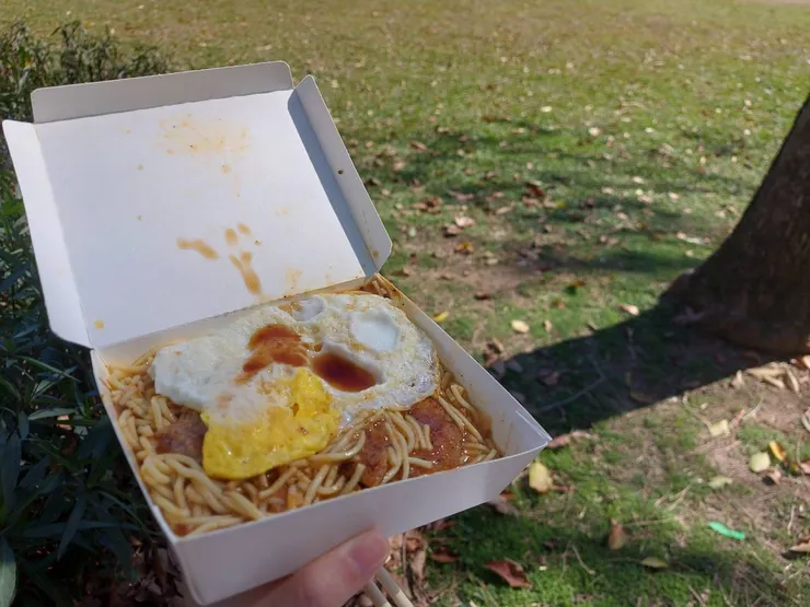 柔軟的草皮配上簡單的午餐,非常平靜與愜意