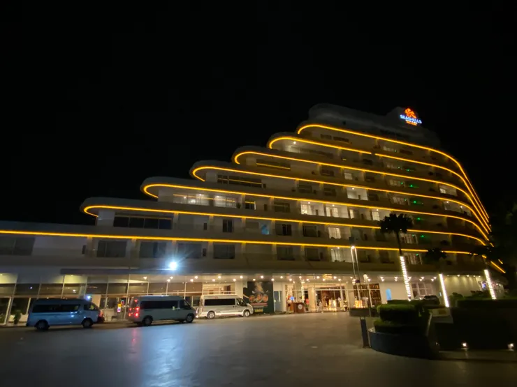 夜晚的貝殼飯店