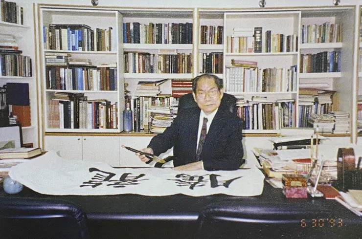 1993年攝於公視籌備委員會辦公室（圖片翻攝自《澄懷觀道》）