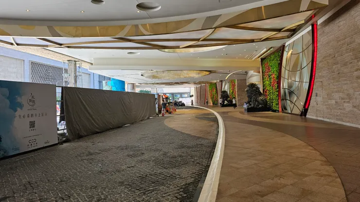 這是澳門新濠天地免費穿梭巴士的下車處!上車處不是在這裡!