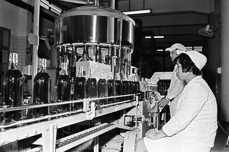 圖6 製酒廠以自動裝灌機進行灌裝工作
案名:交通建設、食品工業
檔號:0051/0067/1
來源機關:行政院新聞局
管有機關:國家發展委員會檔案管理局