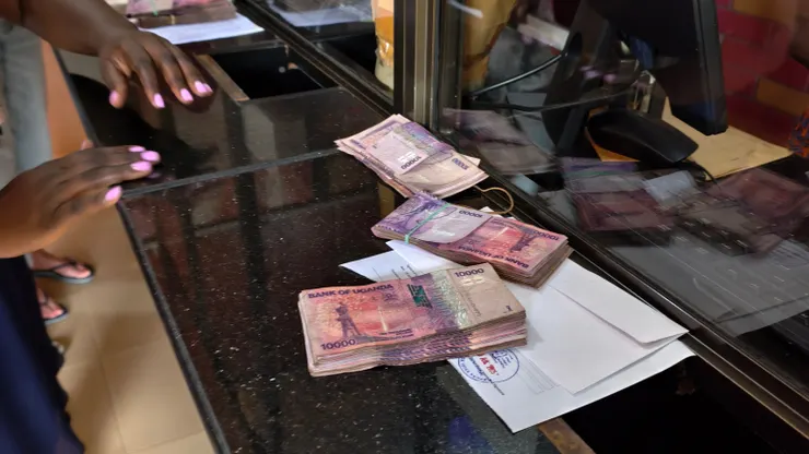 每個人都換到厚厚的一疊鈔票。