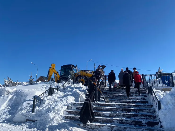 主要道路有工作人員除雪