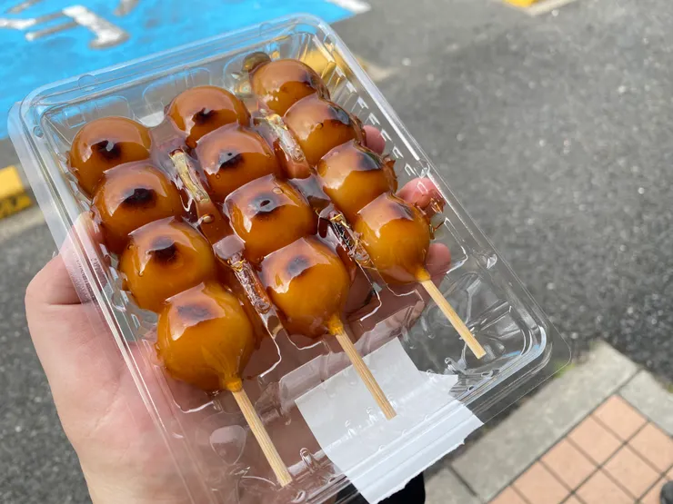 羅森的醬油糰子，調味恰到好處軟硬適中，而且非常便宜記得日幣一百多而已