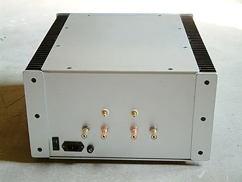 因為目前手上沒有平衡輸出的前級,所以並沒有安裝 XLR 端子,當然也把 -In 與 Gnd 端短路,提高增益。若不短路的話,就得搭配增益較大的前級,以免出來的聲音像貓叫~~ 等 Blanced Zen Line Stage 完工之後再考慮加上 XLR 輸入功能,到時免不了又得弄個切換的功能了