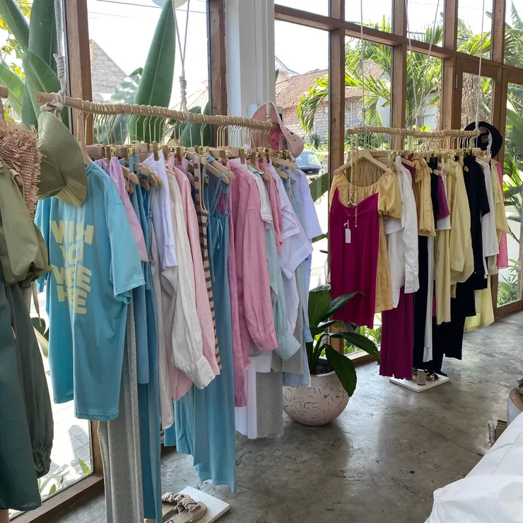 這邊也有可愛的小店,價格中高(也有品牌是價格超高XD)