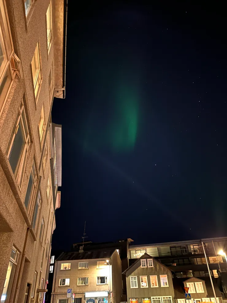 回到民宿停好車一抬頭就有，市區氣溫適中（倒也不算），手不抖就拍得好一些。