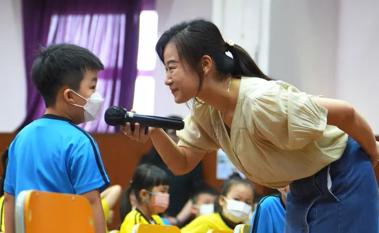 生命教育機構林秋霞老師為《勇闖探索島》的活動主持