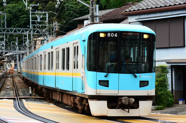 由上榮町出發駛入道路併用區間的京阪800系電車起初採用水藍色塗裝，但近年已全部統一成京阪電車本線使用的綠色系（攝於2019年）