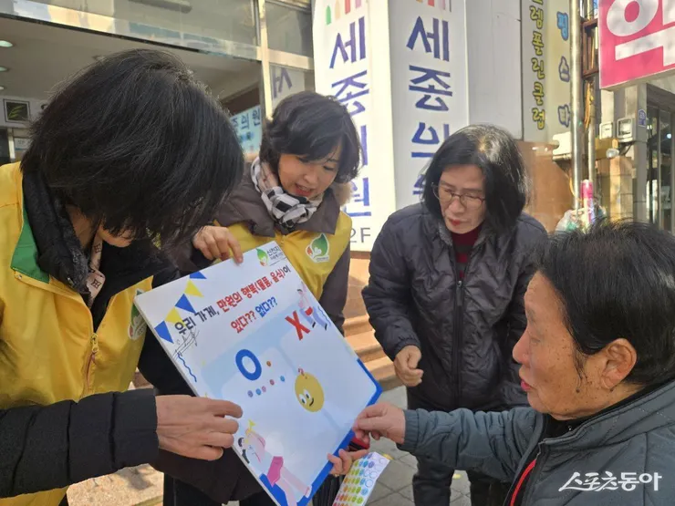 攤商參與OX問答活動畫面。(照片來源:新天地志工服務團巨濟分部)