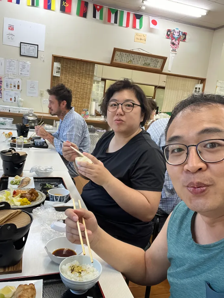 晚餐因為是大家同一時間一起吃飯，才順道認識其他住戶。也包括早上遇到的各國人組成的旅行團