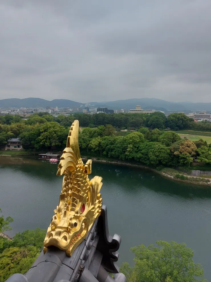 天守金鯱，前隔旭川和後樂園相望