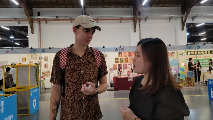 看見外國人，勇敢衝上去介紹土地工工！