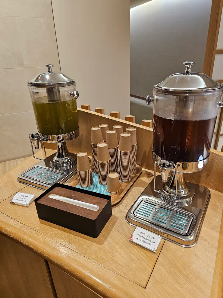 泡完湯還可以免費享用紅綠茶