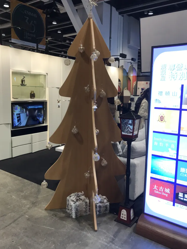 現在的聖誕樹很是形形色色。這是一家傢俱店的裝飾。