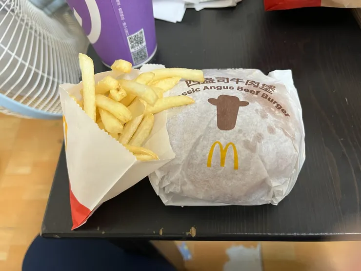 牛肉堡又加了一片肉,有夠肥。