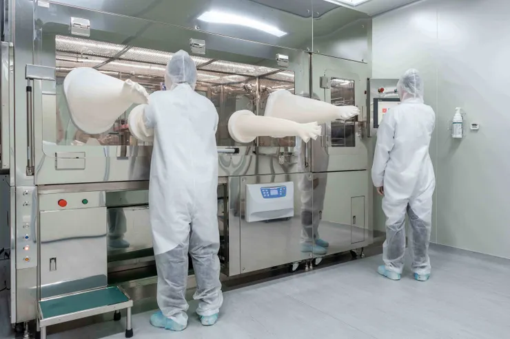圖說：亞家生技自主研發「製藥用無菌隔離裝置」（YJ-Isolator），是確保細胞製劑生產品質與安全性的關鍵技術。（資料來源：亞家生技）