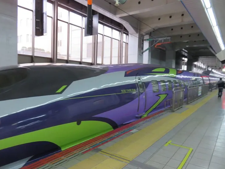 EVA 塗裝 的九州新幹線。