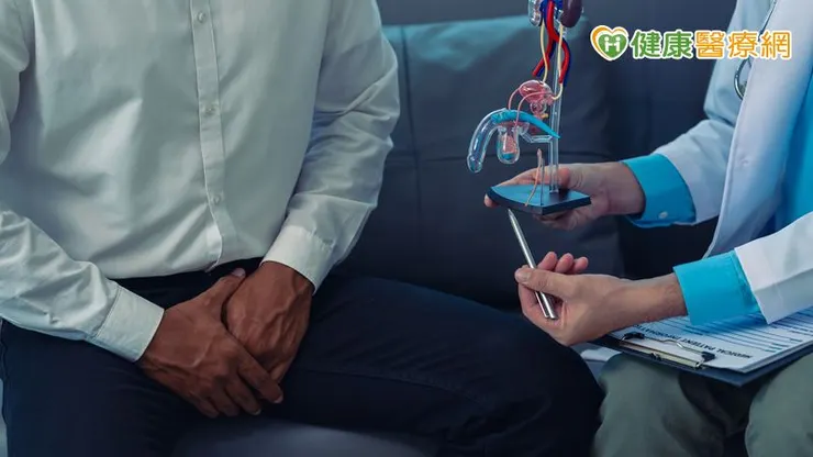 隨著醫學發展，跨專科治療也成現今趨勢。李建儀部主任分享，以精準放射標靶治療為例，泌尿科與核子醫學科團隊會以病人為中心相互配合。