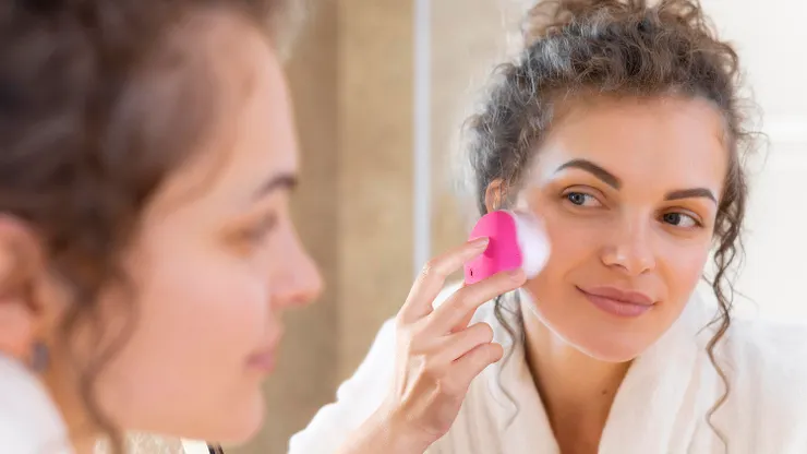 LUNA 4 play 智能淨透潔面儀搭載 T-Sonic 垂直透膚聲波振動，有效淨除高達 99.5% 的污垢、油脂和彩妝殘留，為肌膚帶來清爽潔淨的舒適感。