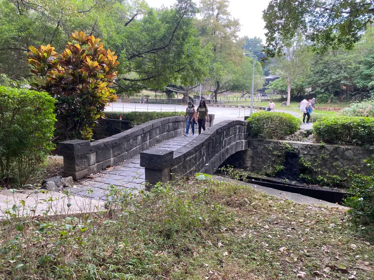 頗有年代感的堅固石橋