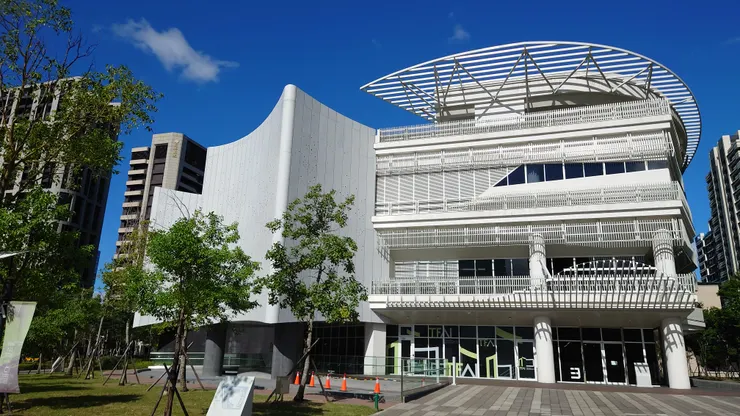 從文藝路方向看的國家電影中心。左半完全沒有窗戶的結構內部為大、小影格，右半則是展覽、辦公、圖書館等空間。攝於2023年7月。