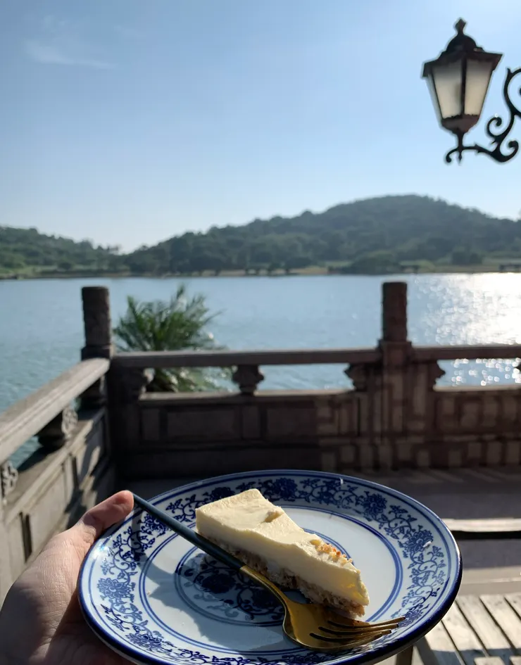 金門貢糖做的乳酪派，乳酪味不算濃，但意外地跟貢糖挺搭