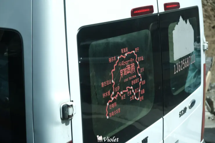 有些駕車進藏的人會在車上貼路線圖