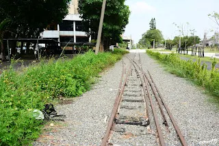倉庫側線和布袋線分歧(往台鐵車站方向拍)