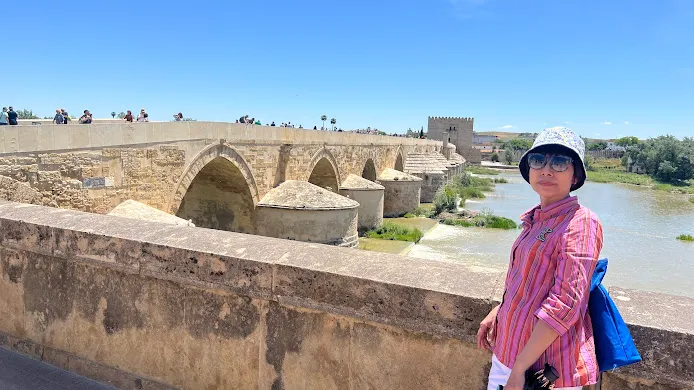 遠處羅馬橋盡頭處是卡拉奧拉塔