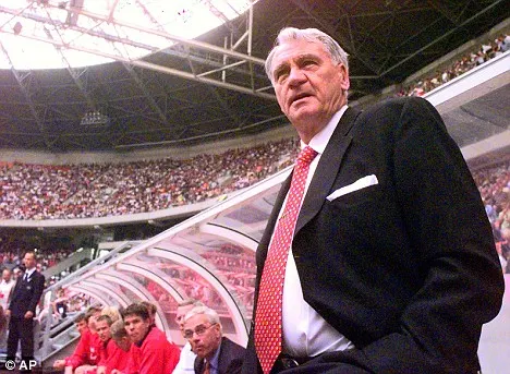 傳奇教練Sir Bobby Robson曾執教過包含紐卡索、PSV、巴薩等隊 (圖片來源：Daily Mail)