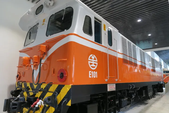 站在龐大的火車前有種特別的感覺(不知道怎麼形容:)