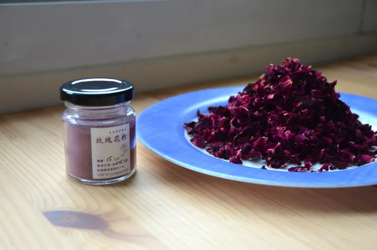 玫瑰花粉和乾燥玫瑰花瓣