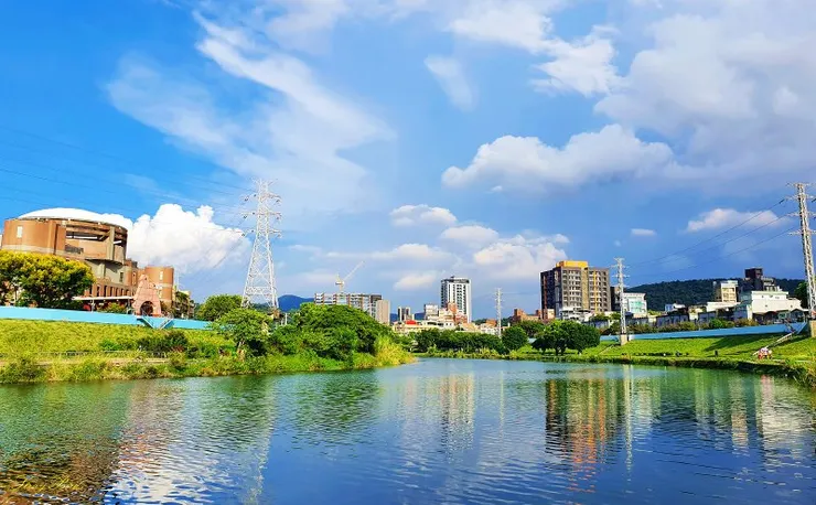 外雙溪河岸風光