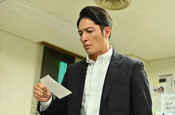 玉木宏飾演的葛城刑警，充分表現出對於破案的執著。葛城刑警執著於破案不光是為了挽回警察的顏面，而是有更深一層的理由。最後他依然發揮靈活的行動力，成功偵破案件。製作人飯田和孝先生在訪談中也表示葛城刑警的角色在劇中成了不可或缺的MVP。圖片來源：tvlife.jp