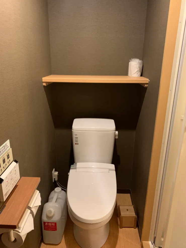 馬桶就在淋浴間的外面，日本飯店雖小，但一定都有乾濕分離，很優