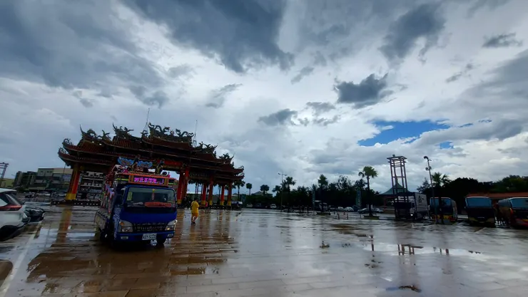 下完雨，雲層中逐漸開了小洞