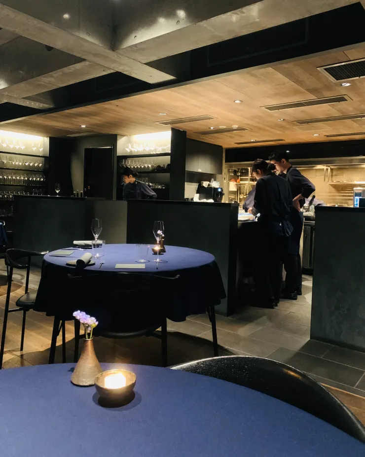 空間是沉穩的藍黑色，放鬆之餘又能靜心專注品嚐