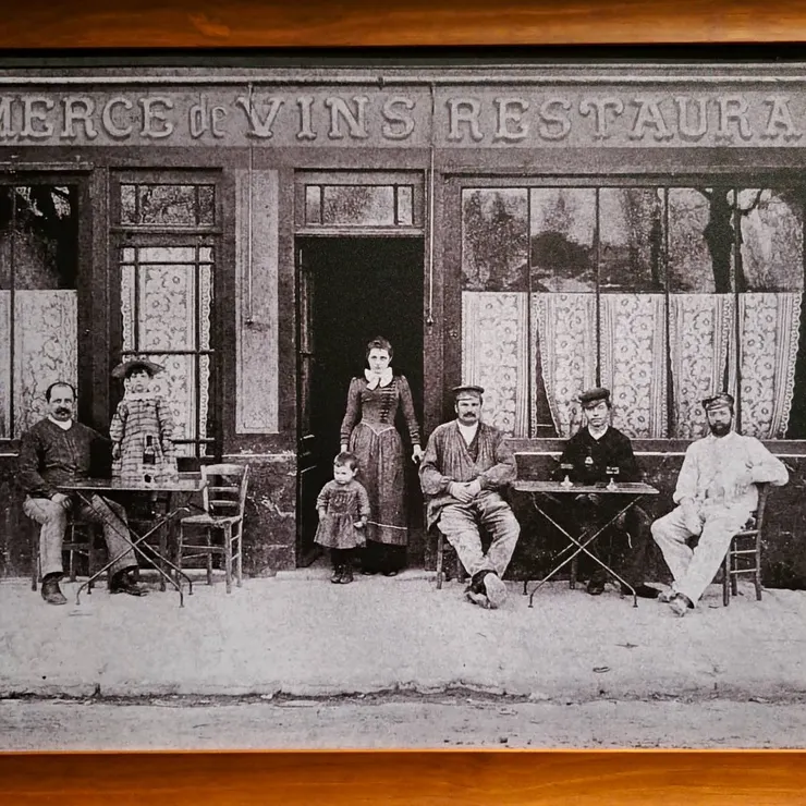 ▲拍攝於1890年，梵谷在奧維居住的拉沃客棧