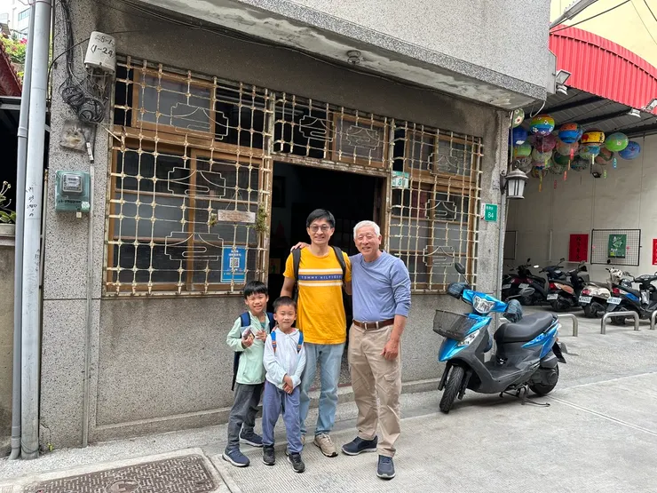 黃師傅人很熱心大方，除了跟我們介紹周遭景點，要合照也沒問題